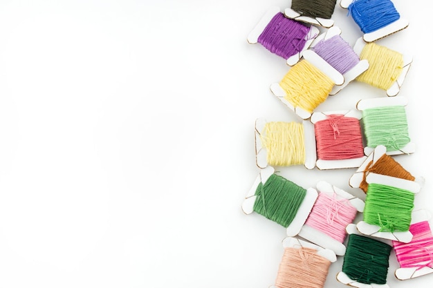 Нитки та голка на полотні